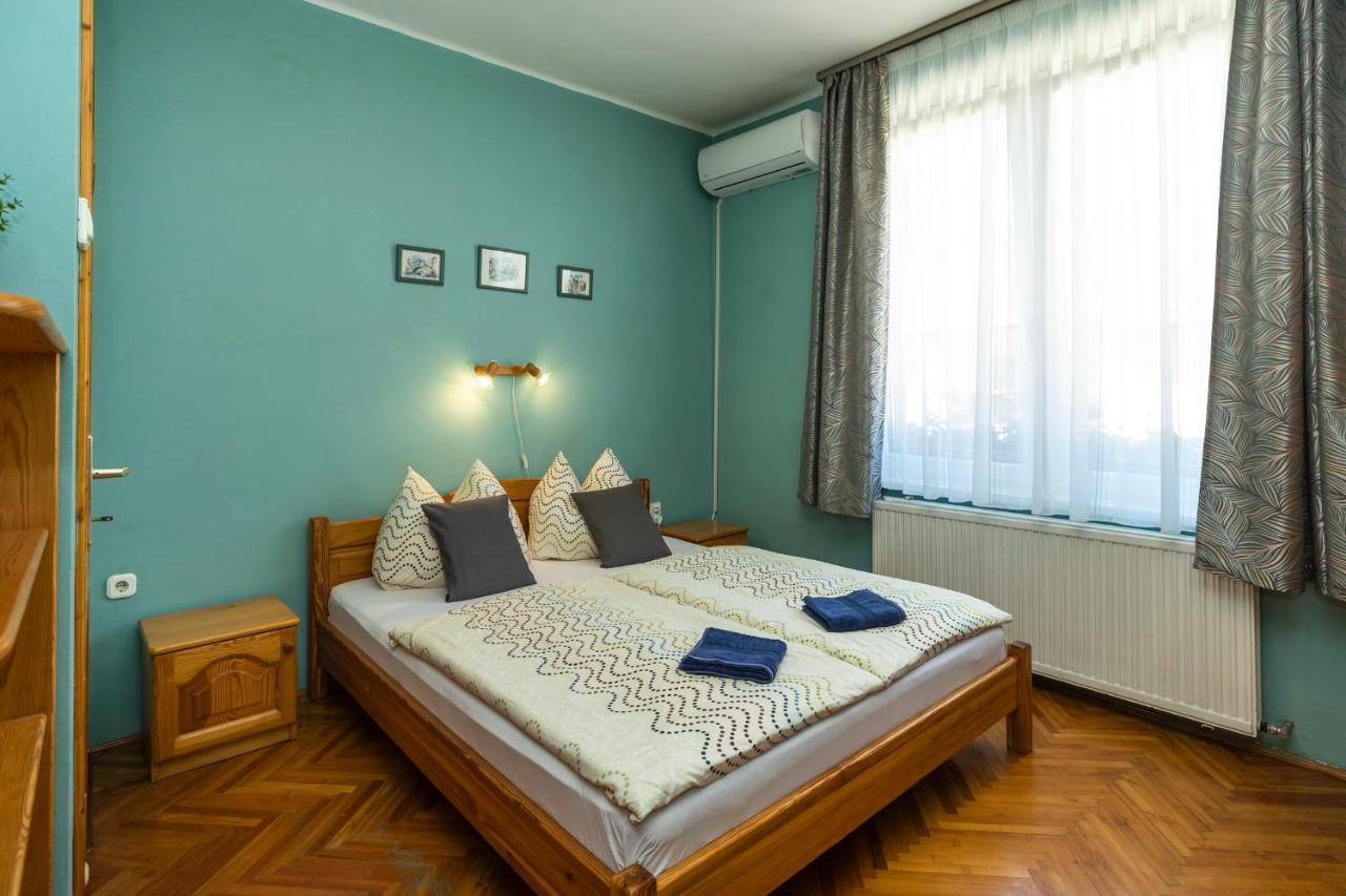 Cecey Vendeghaz Bed & Breakfast เอ็กเกอร์ ภายนอก รูปภาพ