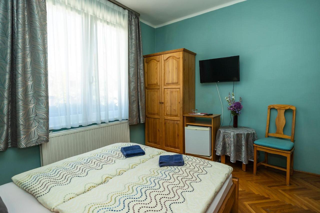 Cecey Vendeghaz Bed & Breakfast เอ็กเกอร์ ภายนอก รูปภาพ