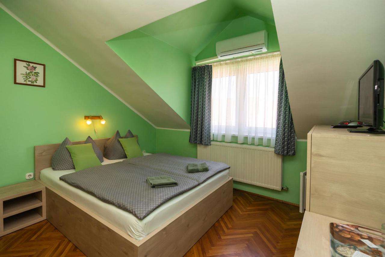 Cecey Vendeghaz Bed & Breakfast เอ็กเกอร์ ภายนอก รูปภาพ