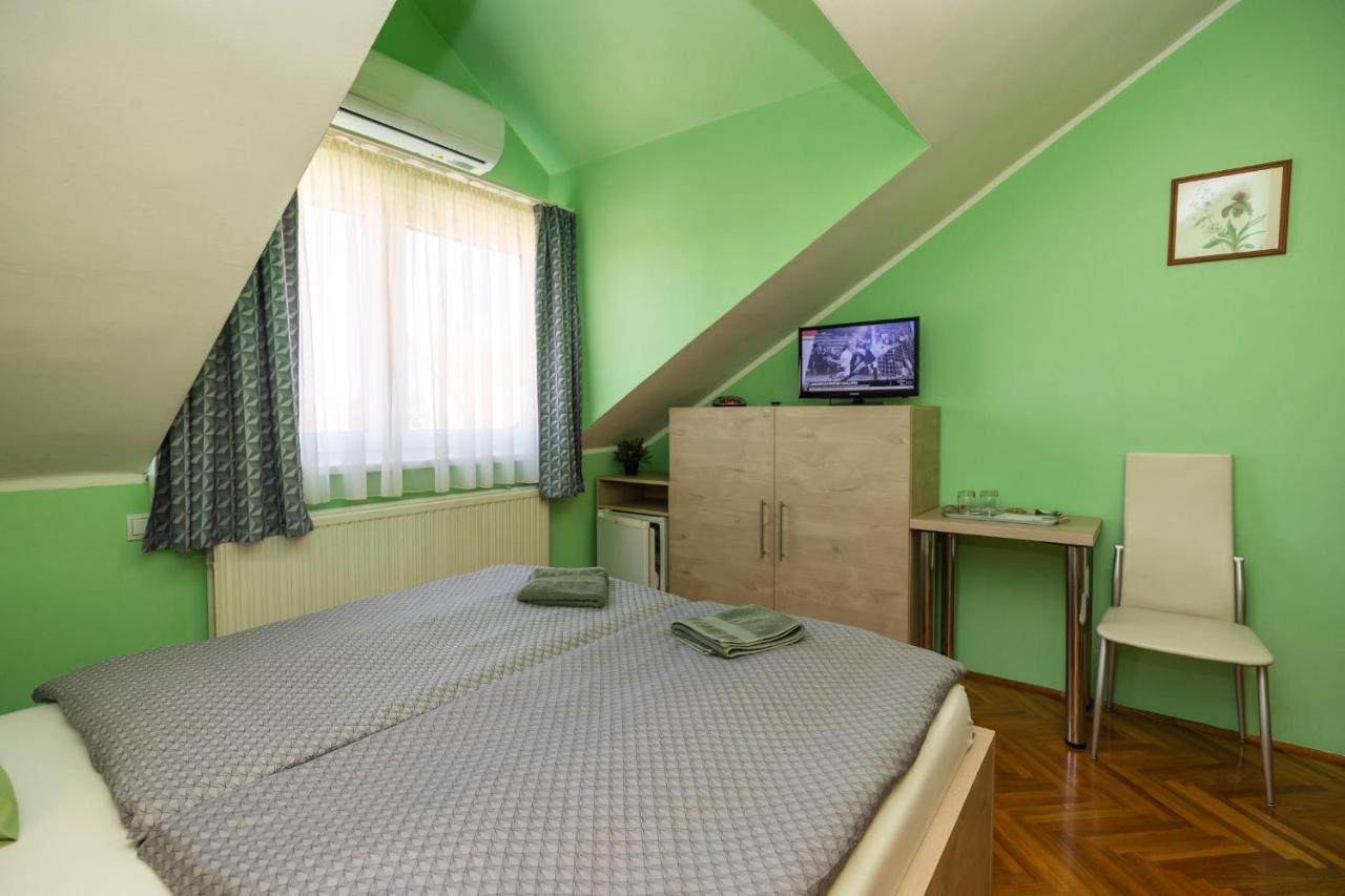 Cecey Vendeghaz Bed & Breakfast เอ็กเกอร์ ภายนอก รูปภาพ