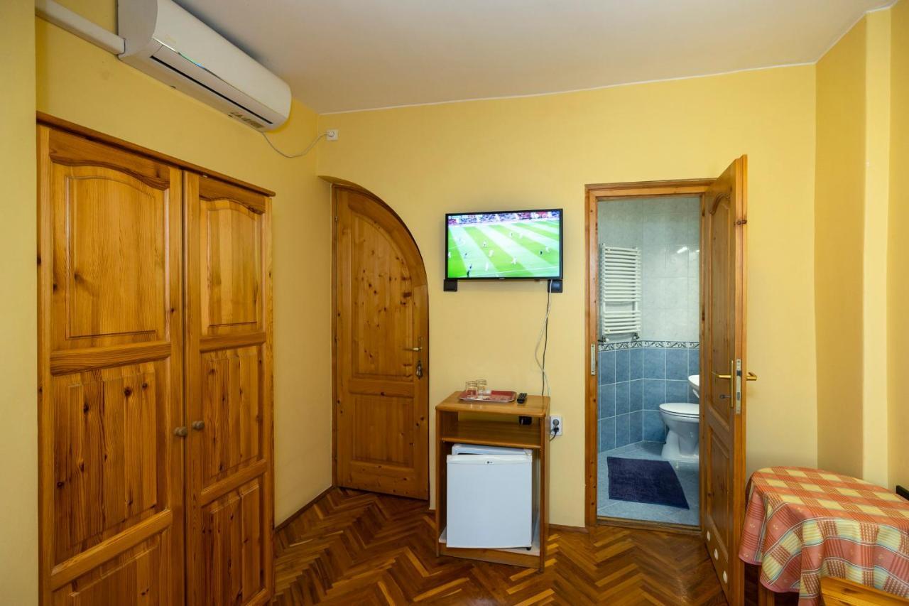 Cecey Vendeghaz Bed & Breakfast เอ็กเกอร์ ภายนอก รูปภาพ