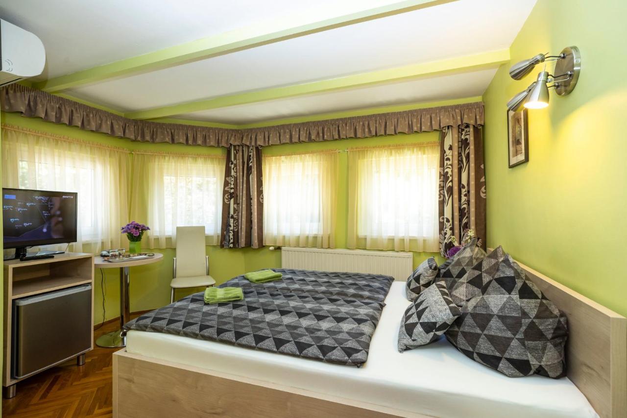 Cecey Vendeghaz Bed & Breakfast เอ็กเกอร์ ภายนอก รูปภาพ